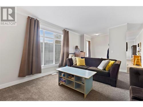 2960 30 Street Ne, Salmon Arm, BC - Indoor Photo Showing Living Room