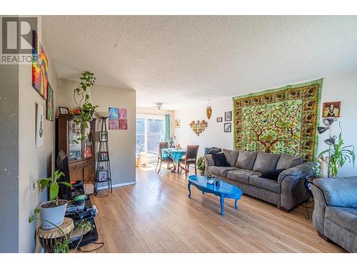 9-1605 Summit Drive, Kamloops, BC - Indoor Photo Showing Living Room