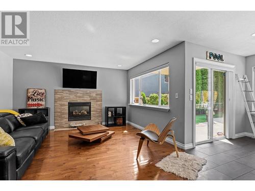 1559 Westerdale Drive, Kamloops, BC - Indoor Photo Showing Living Room With Fireplace