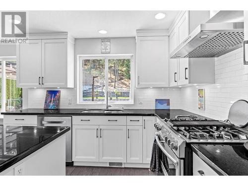 1559 Westerdale Drive, Kamloops, BC - Indoor Photo Showing Kitchen With Upgraded Kitchen