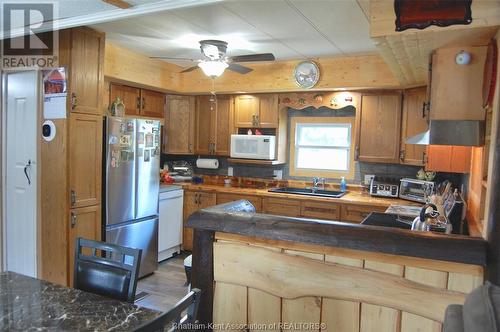 9480 Longwoods Road Unit# 31, Chatham, ON - Indoor Photo Showing Kitchen