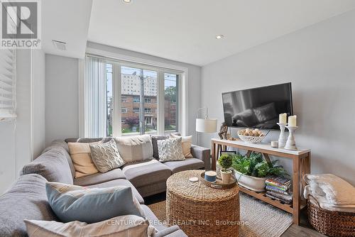 2504 Lakeshore Boulevard W, Toronto (Mimico), ON - Indoor Photo Showing Living Room