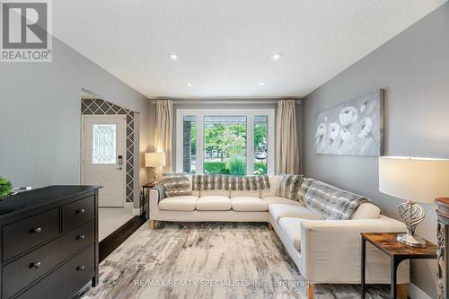 808 Coulson Avenue, Milton (Timberlea), ON - Indoor Photo Showing Living Room