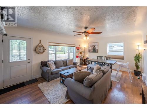 6443 Badger Street, Oliver, BC - Indoor Photo Showing Living Room