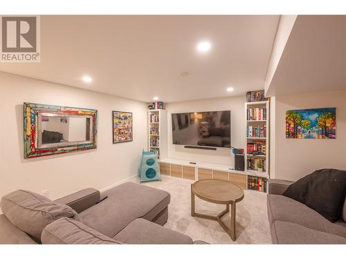 6443 Badger Street, Oliver, BC - Indoor Photo Showing Living Room