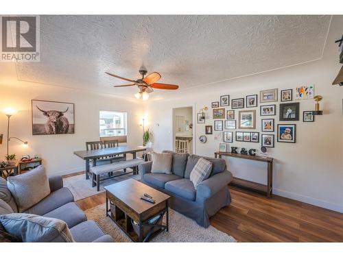 6443 Badger Street, Oliver, BC - Indoor Photo Showing Living Room