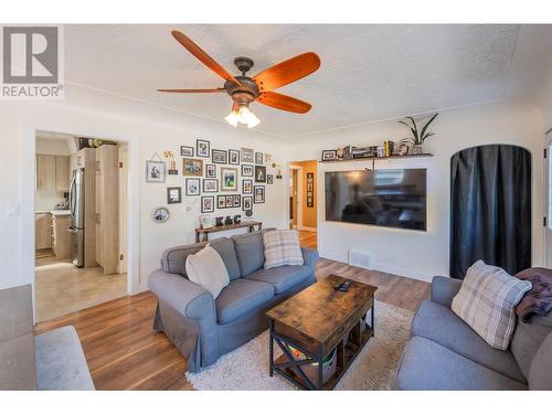 6443 Badger Street, Oliver, BC - Indoor Photo Showing Living Room