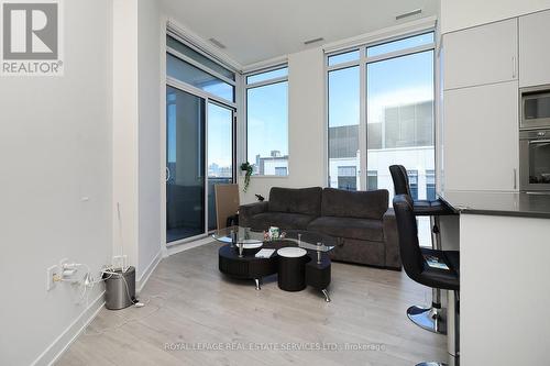 1901W - 27 Bathurst Street, Toronto, ON - Indoor Photo Showing Living Room