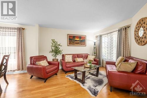 114 Longshire Circle, Ottawa, ON - Indoor Photo Showing Living Room