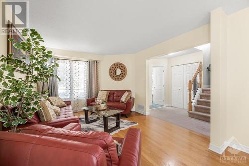 114 Longshire Circle, Ottawa, ON - Indoor Photo Showing Living Room