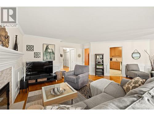 3370 Casorso Road Unit# 42, Kelowna, BC - Indoor Photo Showing Living Room