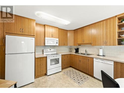 3370 Casorso Road Unit# 42, Kelowna, BC - Indoor Photo Showing Kitchen With Double Sink