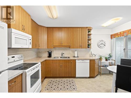 3370 Casorso Road Unit# 42, Kelowna, BC - Indoor Photo Showing Kitchen With Double Sink