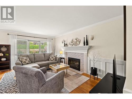 3370 Casorso Road Unit# 42, Kelowna, BC - Indoor Photo Showing Living Room With Fireplace