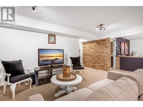 2521 Quail Place, Kelowna, BC - Indoor Photo Showing Living Room