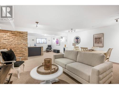 2521 Quail Place, Kelowna, BC - Indoor Photo Showing Living Room