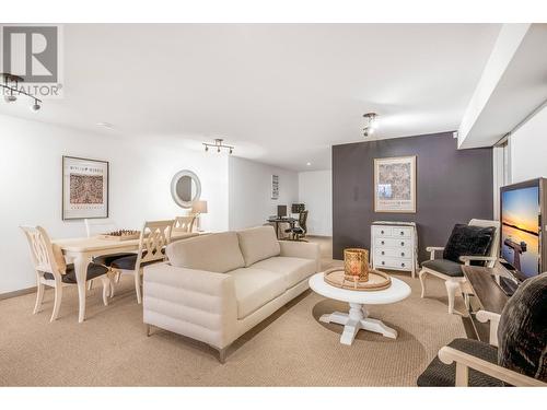 2521 Quail Place, Kelowna, BC - Indoor Photo Showing Living Room