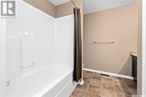 110 851 Chester Road, Moose Jaw, SK - Indoor Photo Showing Bathroom