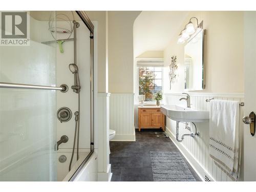 2300 23 Avenue, Vernon, BC - Indoor Photo Showing Bathroom