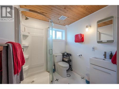 133 Secrest Place, Penticton, BC - Indoor Photo Showing Bathroom