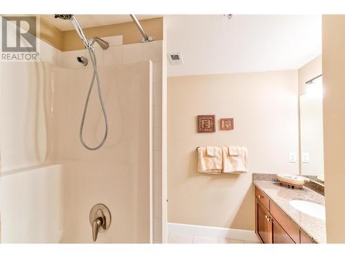 3996 Beach Avenue Unit# 221, Peachland, BC - Indoor Photo Showing Bathroom