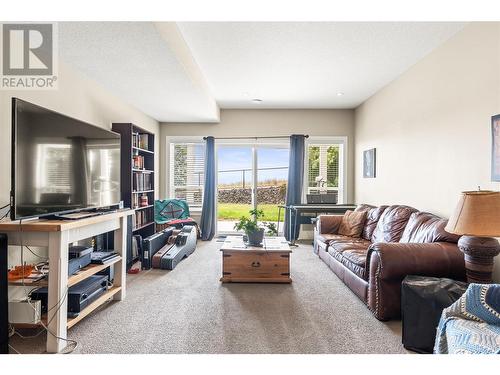 6536 Blackcomb Place, Vernon, BC - Indoor Photo Showing Living Room