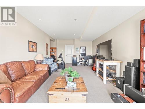 6536 Blackcomb Place, Vernon, BC - Indoor Photo Showing Living Room