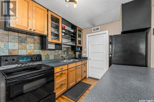 1091 Algoma Avenue, Moose Jaw, SK - Indoor Photo Showing Kitchen With Double Sink