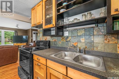 1091 Algoma Avenue, Moose Jaw, SK - Indoor Photo Showing Kitchen With Double Sink