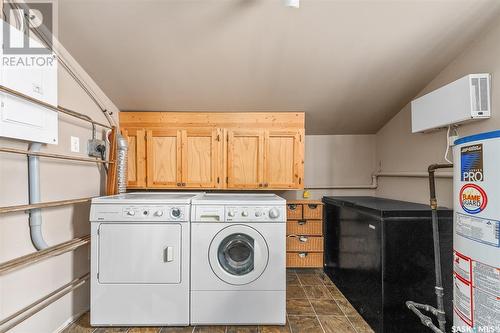 1091 Algoma Avenue, Moose Jaw, SK - Indoor Photo Showing Laundry Room