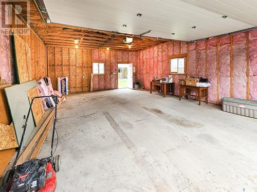 1091 Algoma Avenue, Moose Jaw, SK - Indoor Photo Showing Garage