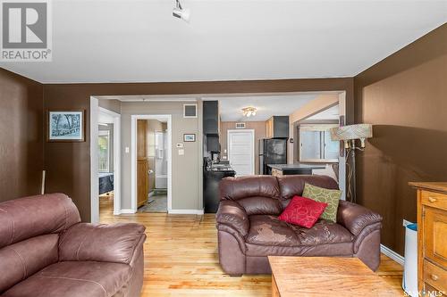 1091 Algoma Avenue, Moose Jaw, SK - Indoor Photo Showing Living Room