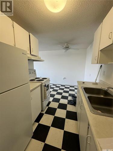 627 65 Westfield Drive, Regina, SK - Indoor Photo Showing Kitchen