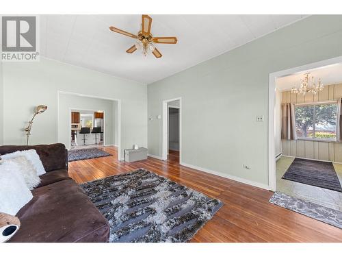 394 Wade Avenue, Penticton, BC - Indoor Photo Showing Living Room