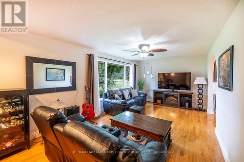 122 Gilson Point Road, Kawartha Lakes (Little Britain), ON - Indoor Photo Showing Living Room