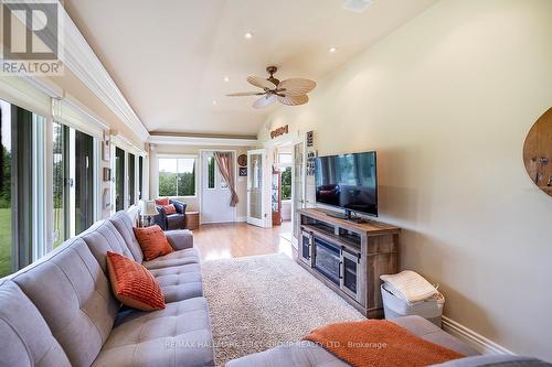 122 Gilson Point Road, Kawartha Lakes (Little Britain), ON - Indoor Photo Showing Living Room