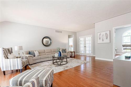 4 Forest Wood Drive, Port Dover, ON - Indoor Photo Showing Living Room