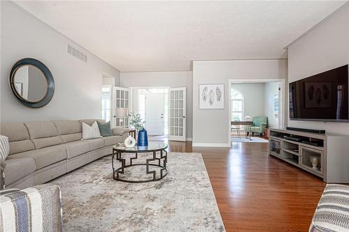 4 Forest Wood Drive, Port Dover, ON - Indoor Photo Showing Living Room