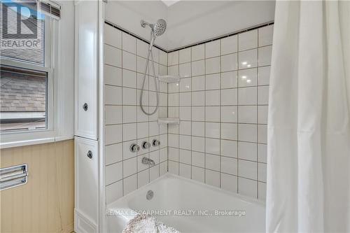 74 Balmoral Avenue S, Hamilton (Delta), ON - Indoor Photo Showing Bathroom