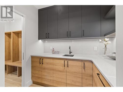 444 Sarsons Road, Kelowna, BC - Indoor Photo Showing Kitchen