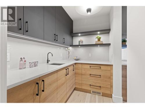 444 Sarsons Road, Kelowna, BC - Indoor Photo Showing Kitchen