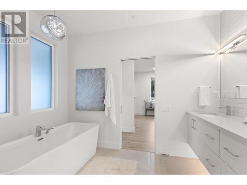 444 Sarsons Road, Kelowna, BC - Indoor Photo Showing Bathroom