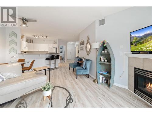 1088 Sunset Drive Unit# 349, Kelowna, BC - Indoor Photo Showing Living Room With Fireplace