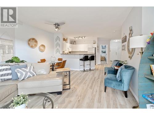 1088 Sunset Drive Unit# 349, Kelowna, BC - Indoor Photo Showing Living Room