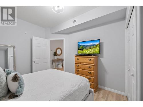 1088 Sunset Drive Unit# 349, Kelowna, BC - Indoor Photo Showing Bedroom