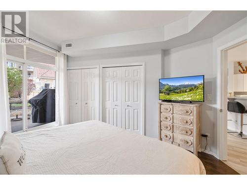 1088 Sunset Drive Unit# 349, Kelowna, BC - Indoor Photo Showing Bedroom