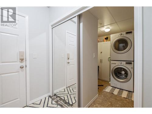 1088 Sunset Drive Unit# 349, Kelowna, BC - Indoor Photo Showing Laundry Room