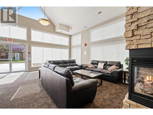 1088 Sunset Drive Unit# 349, Kelowna, BC - Indoor Photo Showing Living Room With Fireplace