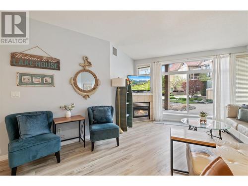 1088 Sunset Drive Unit# 349, Kelowna, BC - Indoor Photo Showing Living Room With Fireplace