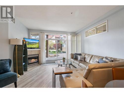 1088 Sunset Drive Unit# 349, Kelowna, BC - Indoor Photo Showing Living Room With Fireplace